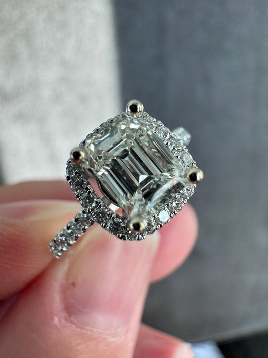 Gorgeous 18k White Gold Natural GIA Certified Diamond Engagement Ring