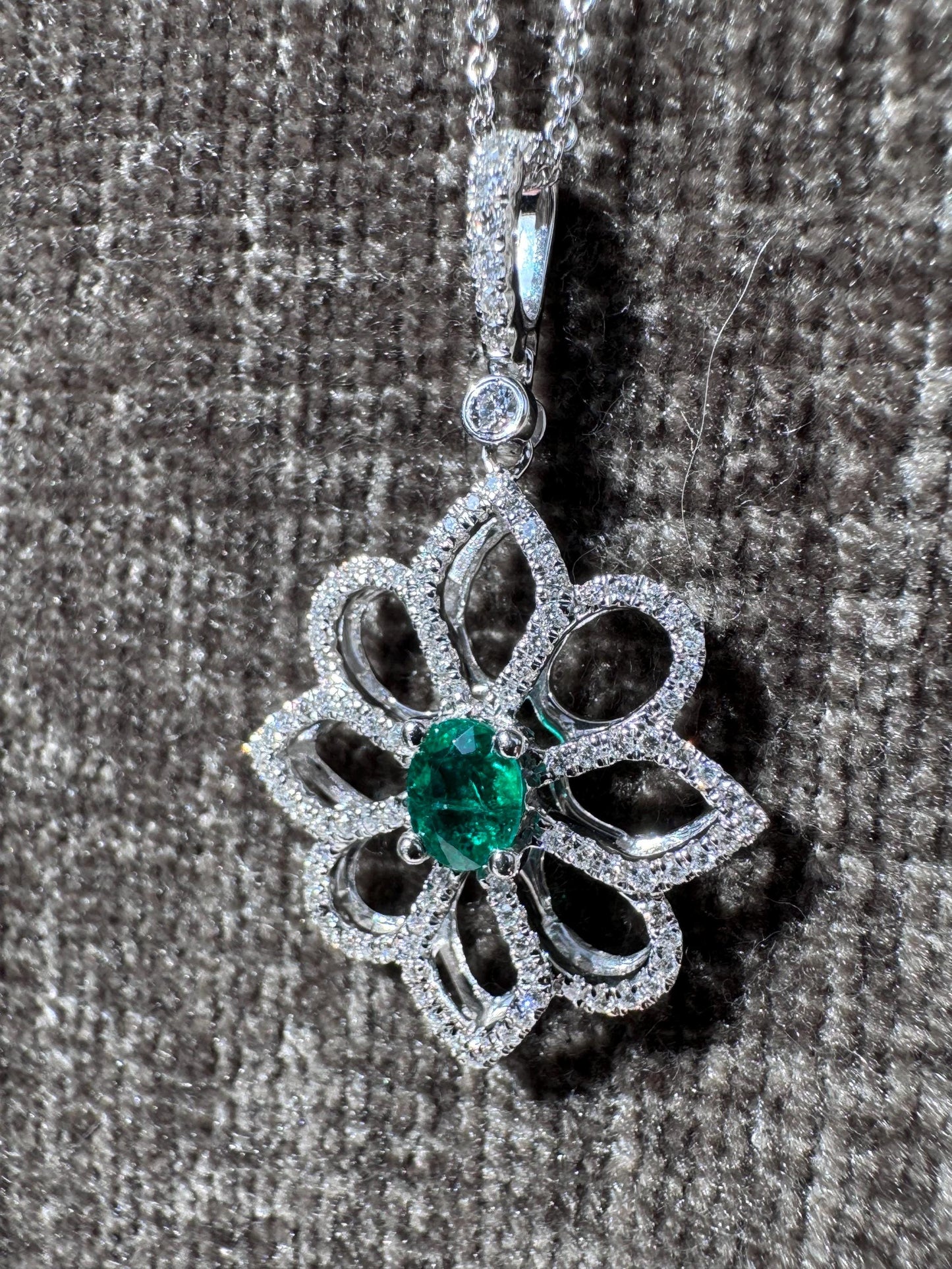 Stunning Solid 18k Natural Emerald & Diamond Pendant and Necklace
