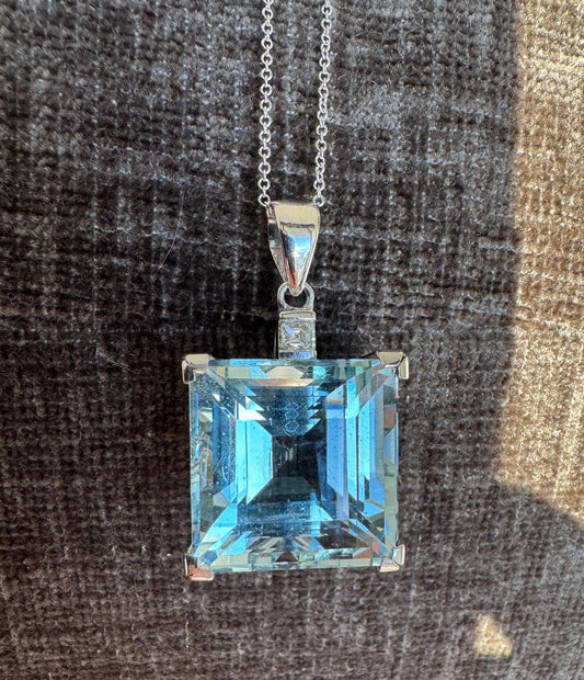 18k Solid Yellow Gold 22 Carat Natural Aquamarine and Diamond Necklace