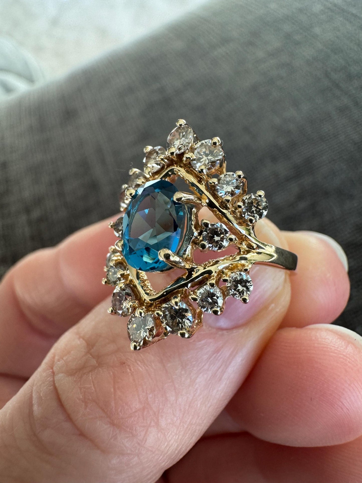Stunning Vintage 14k Solid Yellow Gold Natural Blue Sapphire and Diamond Estate Ring