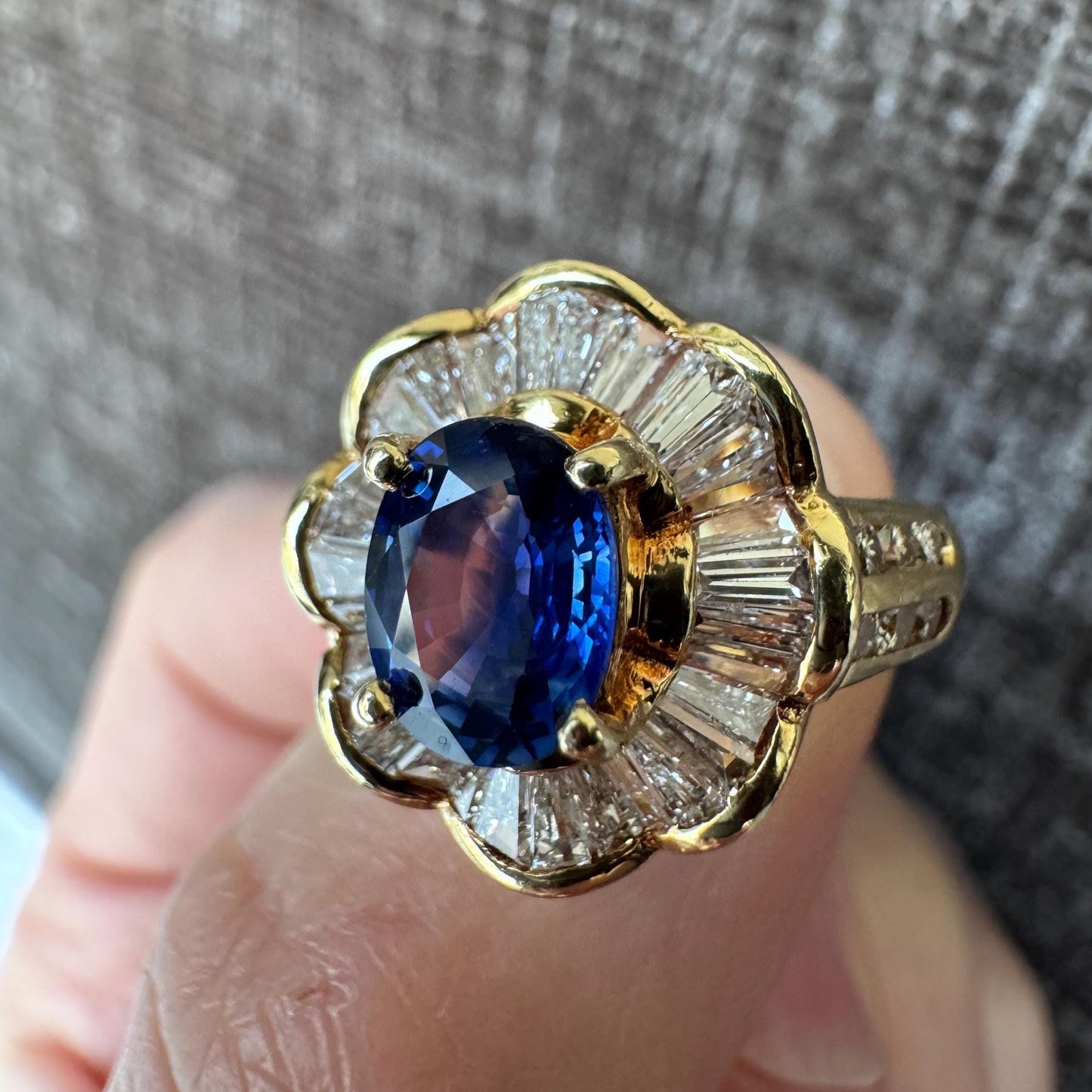 Beautiful 18k Solid Yellow Gold Natural Blue Sapphire & Diamond Ring with GIA Certification