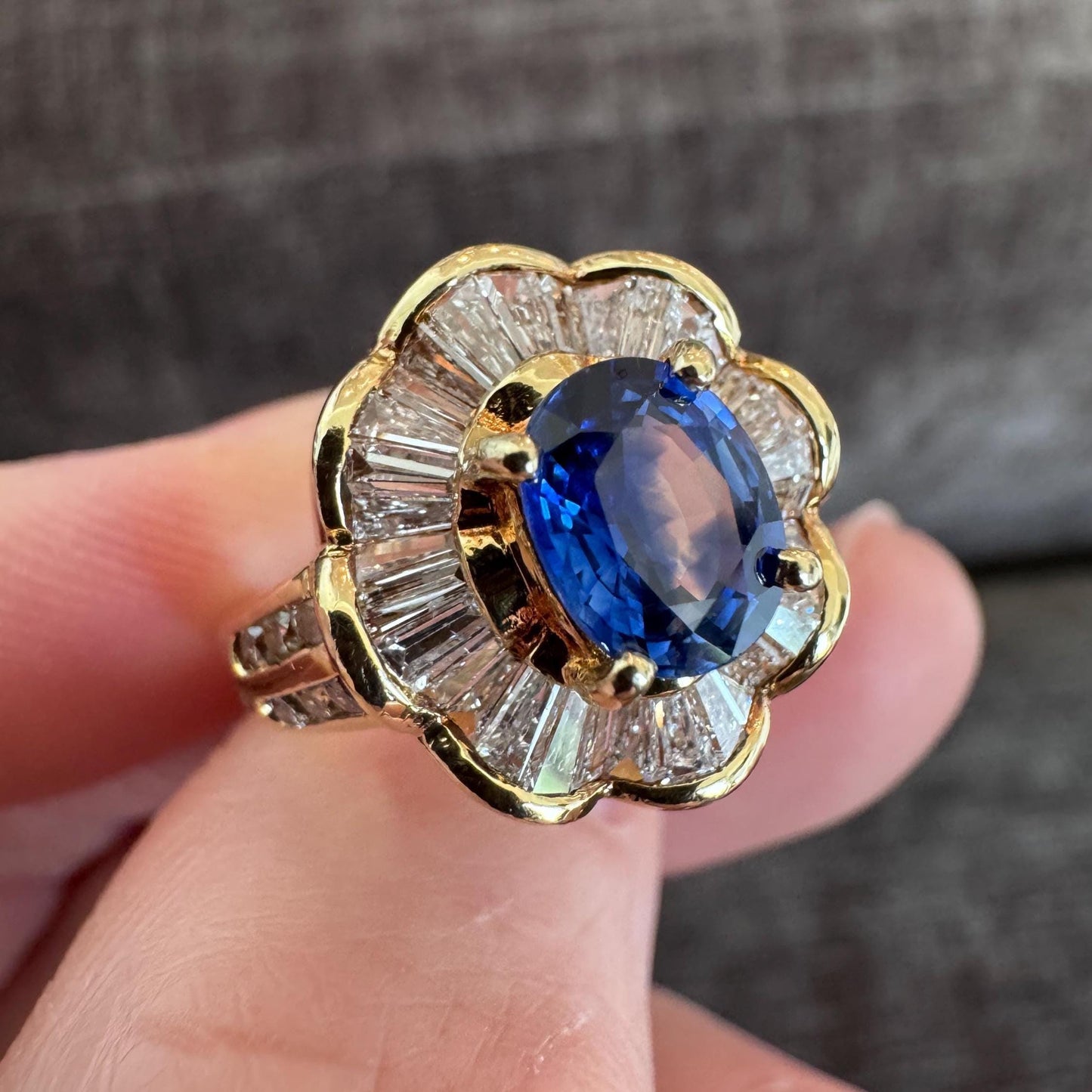Beautiful 18k Solid Yellow Gold Natural Blue Sapphire & Diamond Ring with GIA Certification