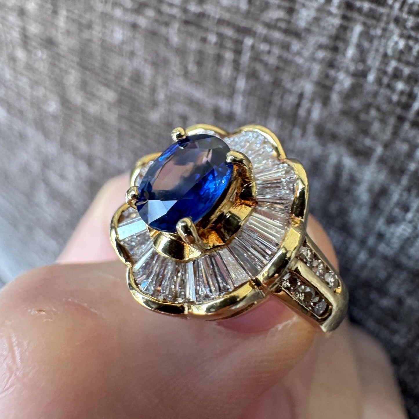 Beautiful 18k Solid Yellow Gold Natural Blue Sapphire & Diamond Ring with GIA Certification