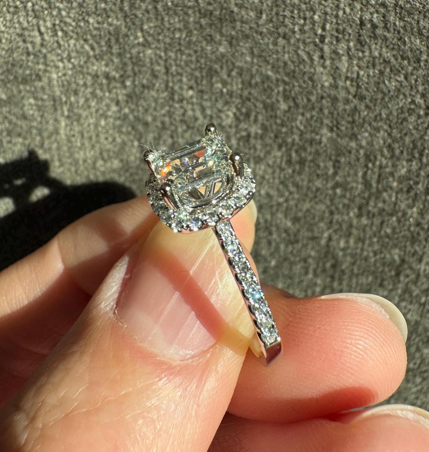 Gorgeous 18k White Gold Natural GIA Certified Diamond Engagement Ring