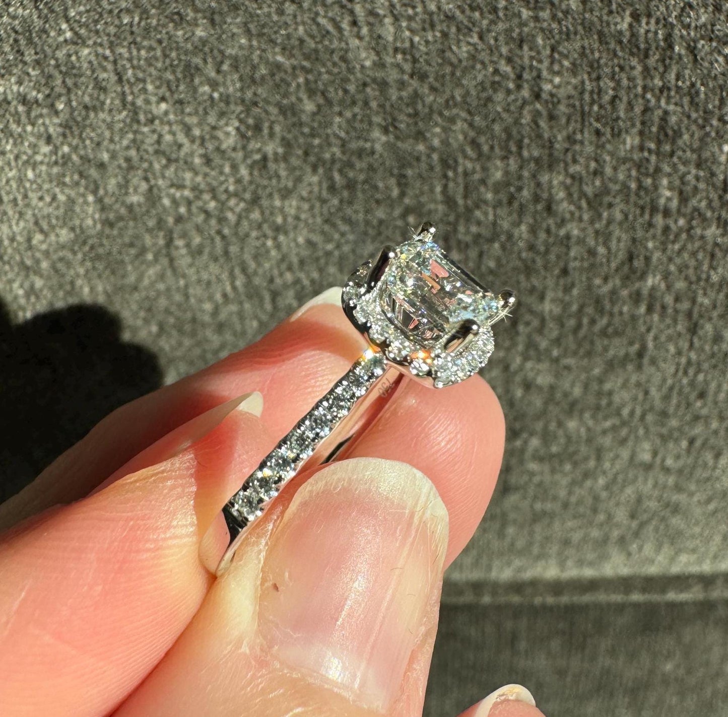 Gorgeous 18k White Gold Natural GIA Certified Diamond Engagement Ring