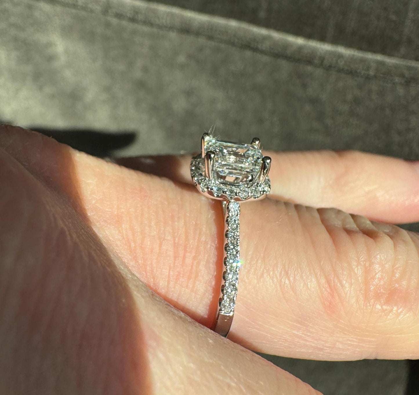 Gorgeous 18k White Gold Natural GIA Certified Diamond Engagement Ring