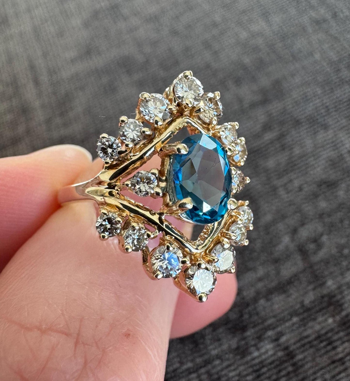 Stunning Vintage 14k Solid Yellow Gold Natural Blue Sapphire and Diamond Estate Ring