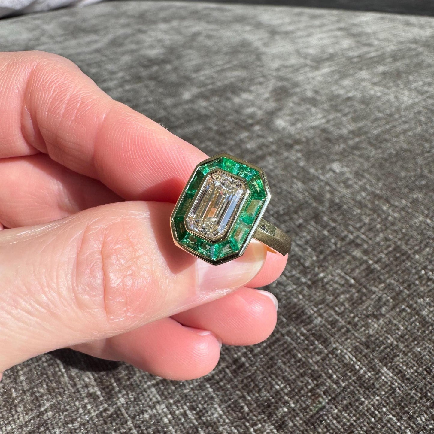 Stunning 14k Solid Yellow Gold Natural Emerald & Diamond Ring