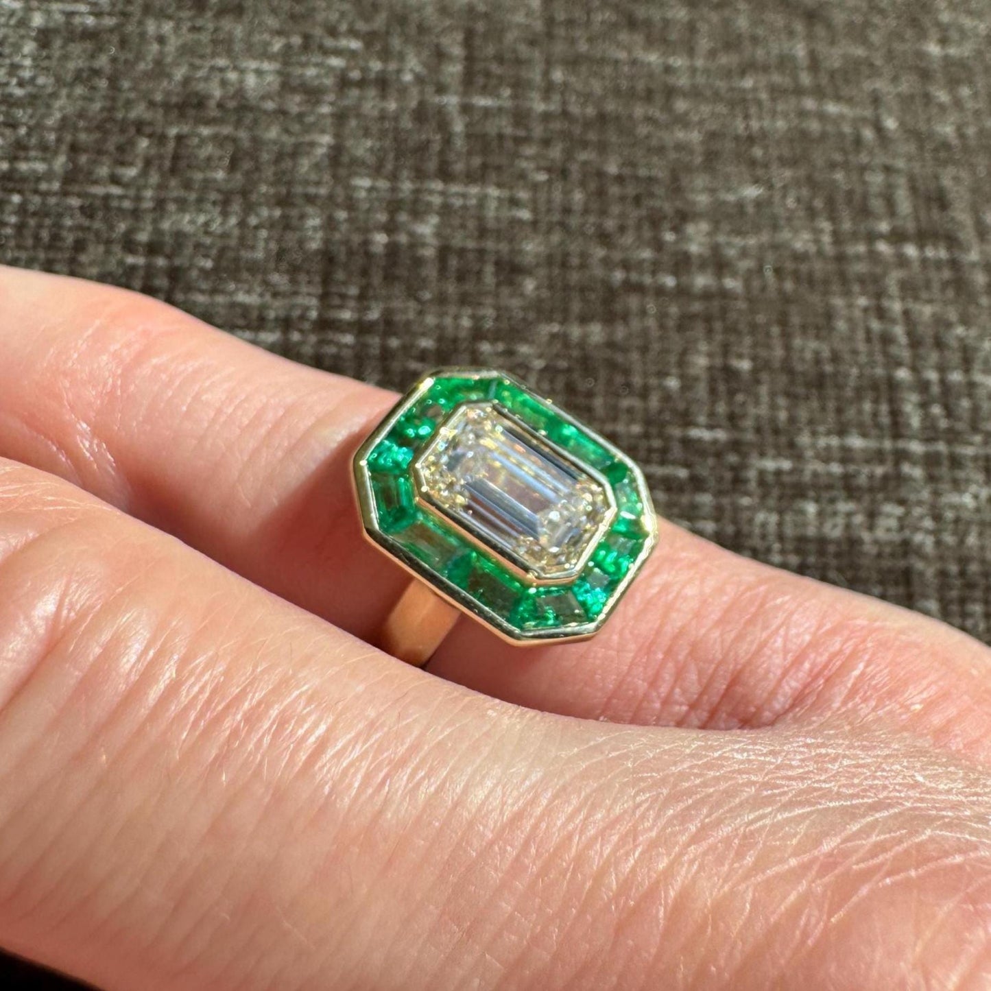 Stunning 14k Solid Yellow Gold Natural Emerald & Diamond Ring