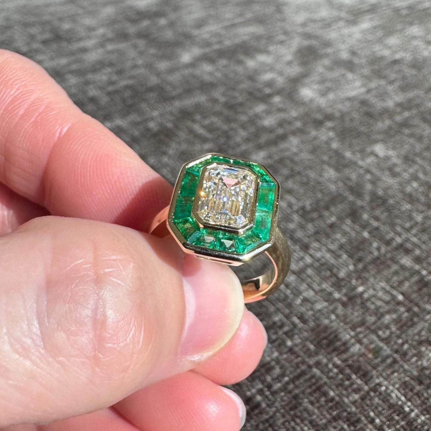 Stunning 14k Solid Yellow Gold Natural Emerald & Diamond Ring