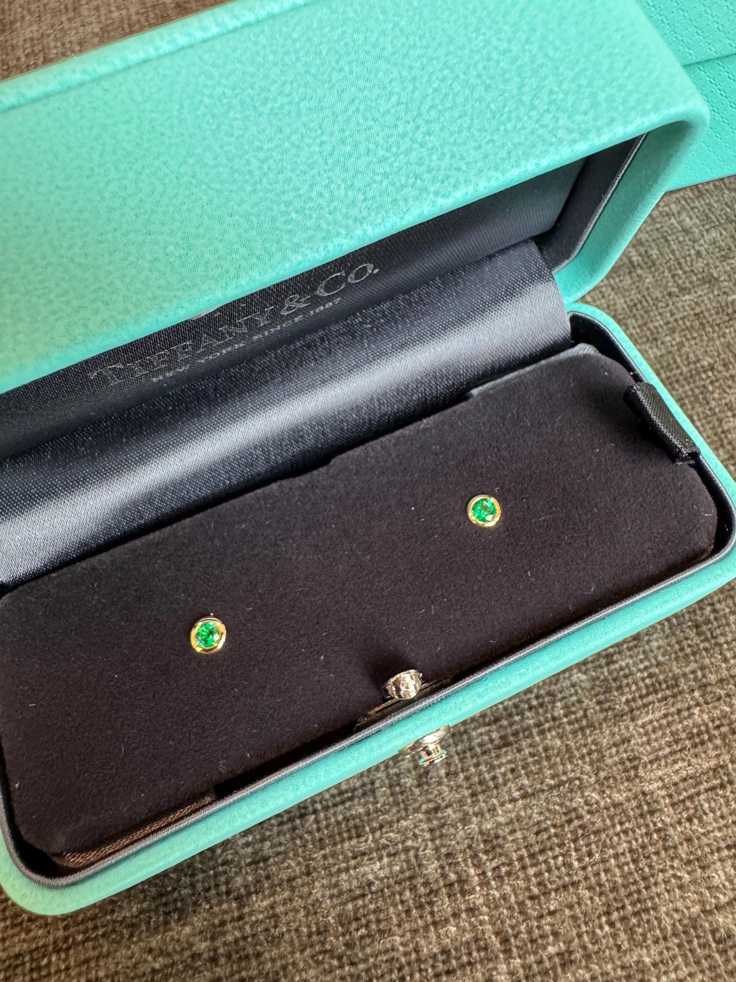 Authentic Tiffany & Co Elsa Peretti Emerald Color By The Yard 18K Yellow Gold Emerald Stud Earrings