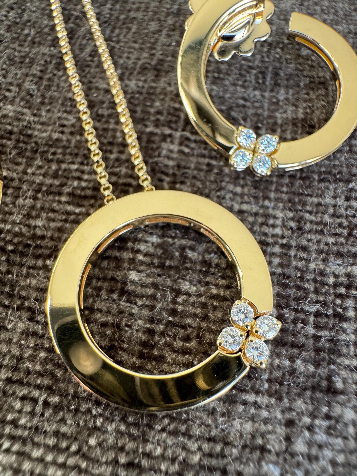 Roberto Coin Love In Verona 18K Yellow Gold Diamond Flower Pendant Necklace Earrings Set
