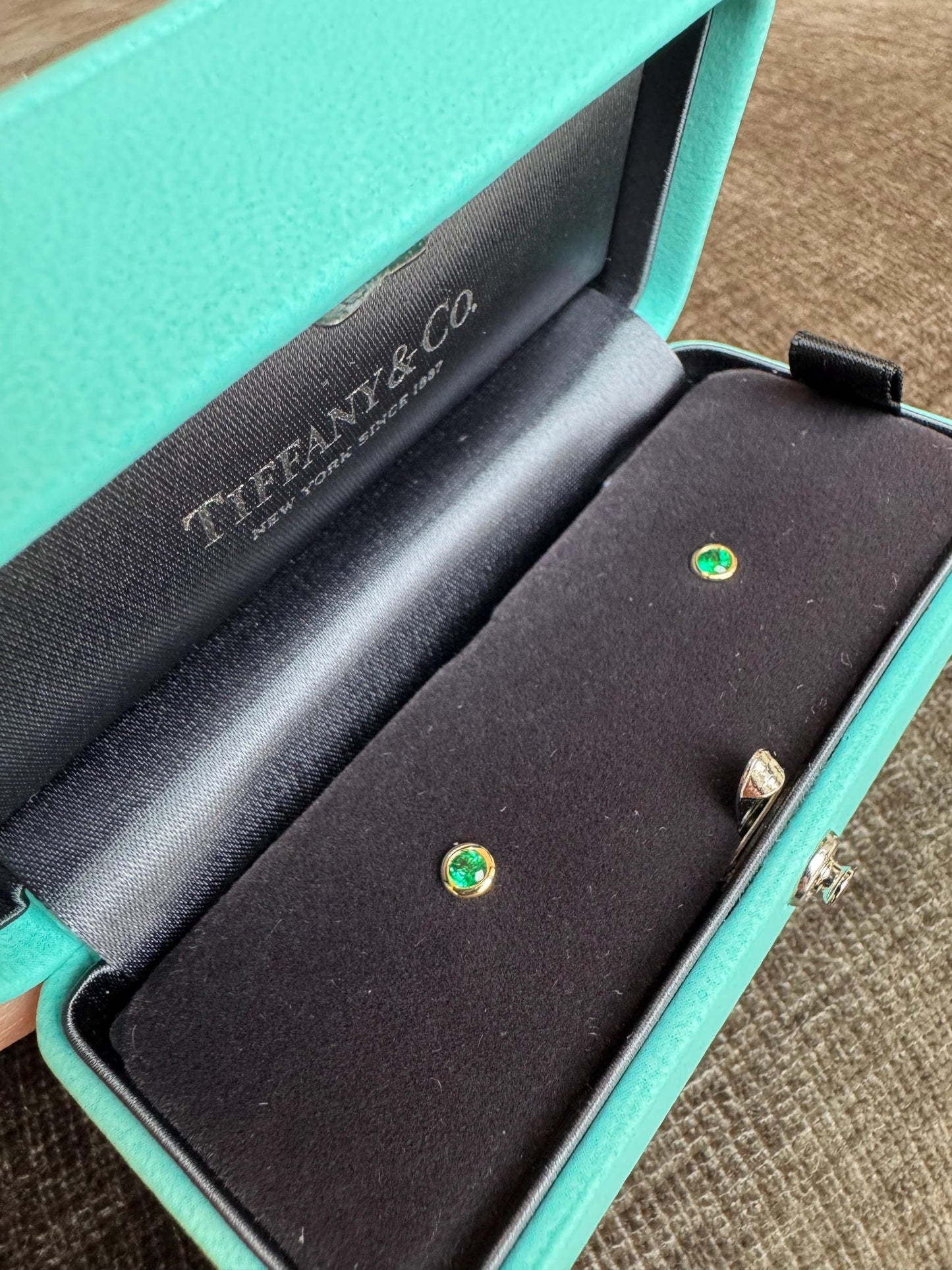 Authentic Tiffany & Co Elsa Peretti Emerald Color By The Yard 18K Yellow Gold Emerald Stud Earrings