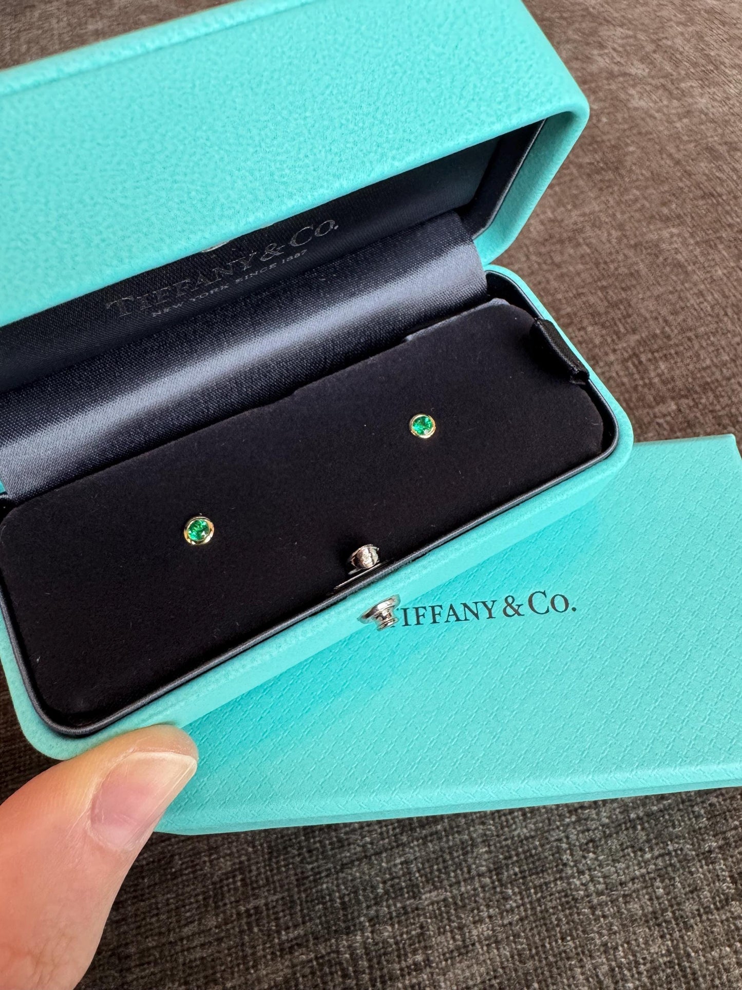 Authentic Tiffany & Co Elsa Peretti Emerald Color By The Yard 18K Yellow Gold Emerald Stud Earrings